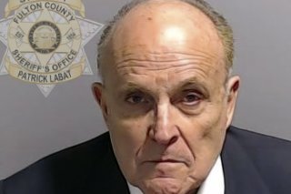 Les autorités ont pris les empreintes digitales et la photographie de Rudy Giuliani à la prison du comté de Fulton.